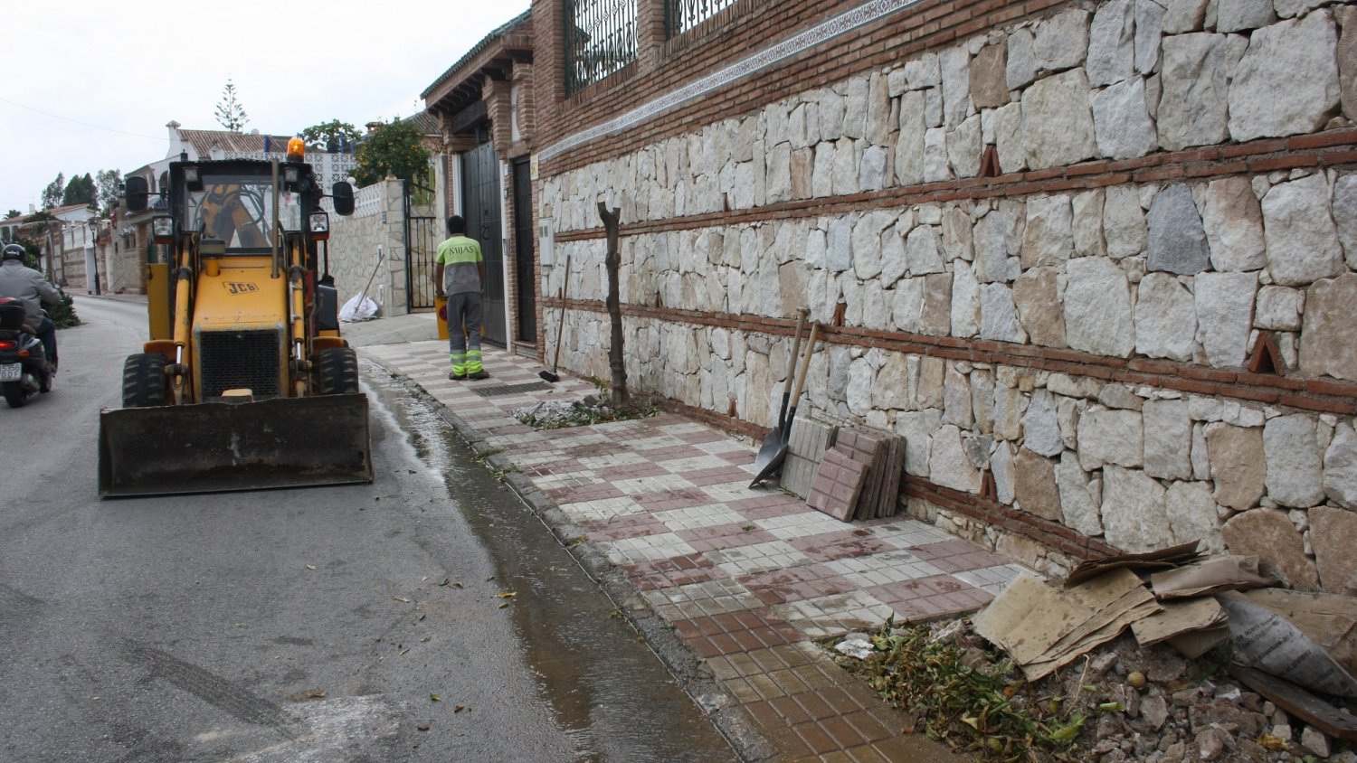 Mijas remodela las aceras de el Lagarejo y el Coto para hacerlas más transitables