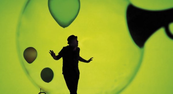 El Teatro Cánovas acoge el espectáculo ‘Burbujas de papel’