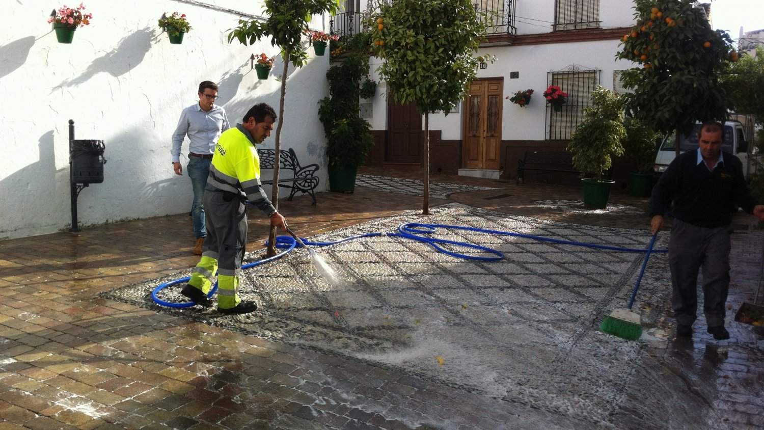 El Ayuntamiento de Estepona refuerza el servicio de baldeo del casco antiguo de cara a las Navidades