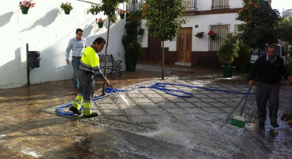 El Ayuntamiento de Estepona refuerza el servicio de baldeo del casco antiguo de cara a las Navidades