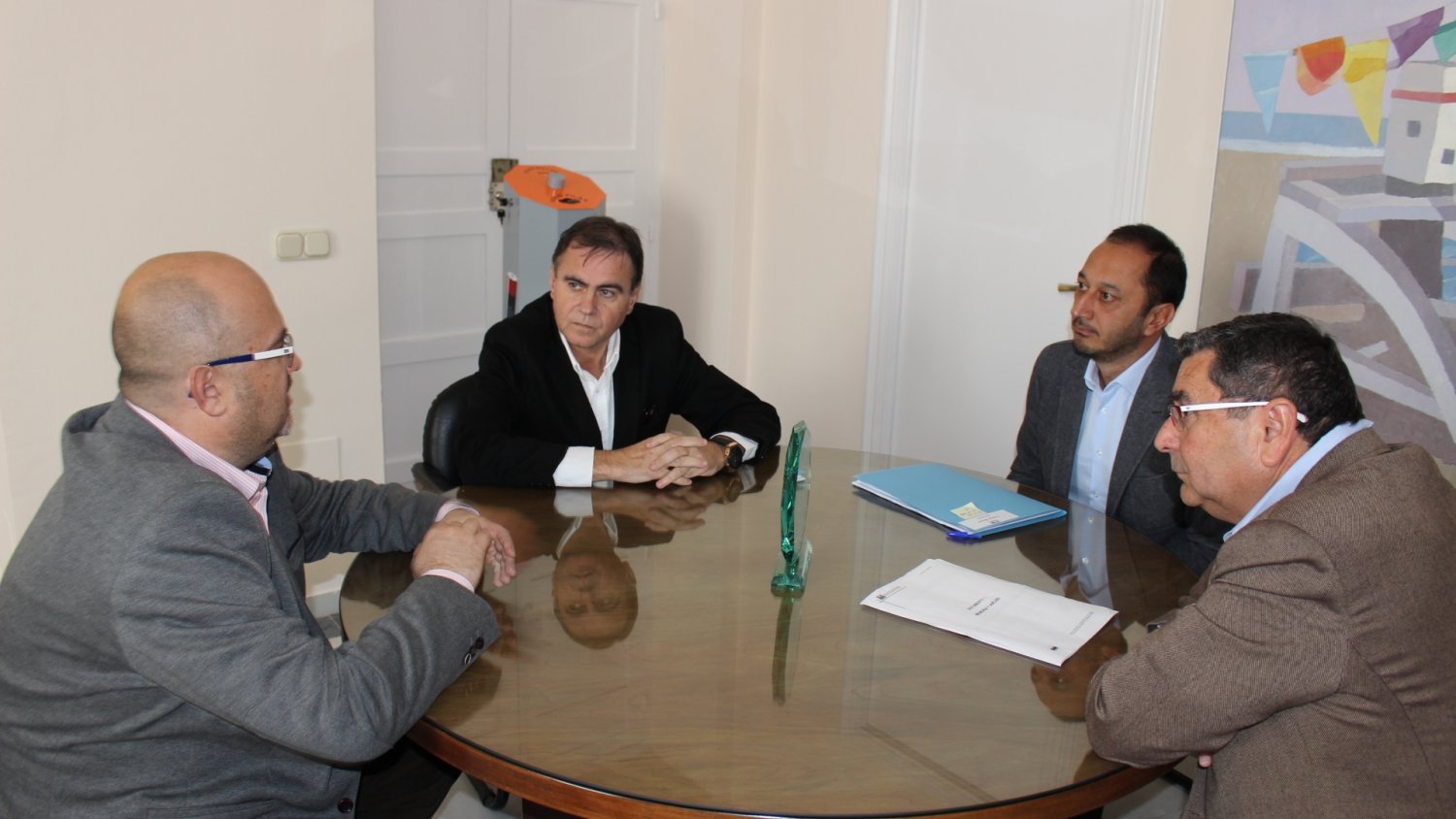 Ayuntamiento de Vélez y Junta se reúnen para abordar las actuaciones de mejora en el entorno del puerto de Caleta