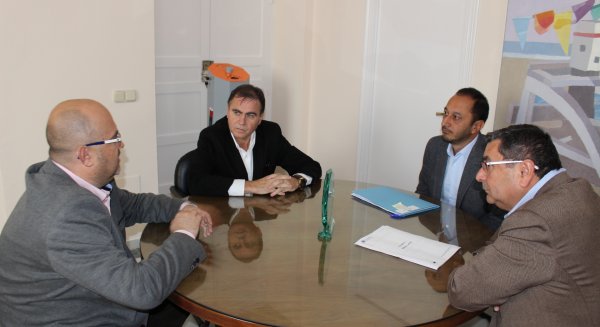 Ayuntamiento de Vélez y Junta se reúnen para abordar las actuaciones de mejora en el entorno del puerto de Caleta