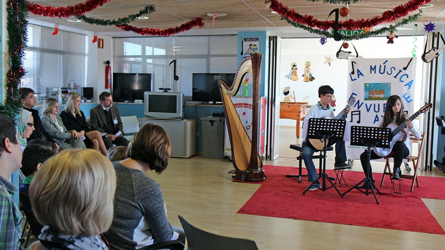 Los niños del Hospital Materno Infantil disfrutan de una jornada de música