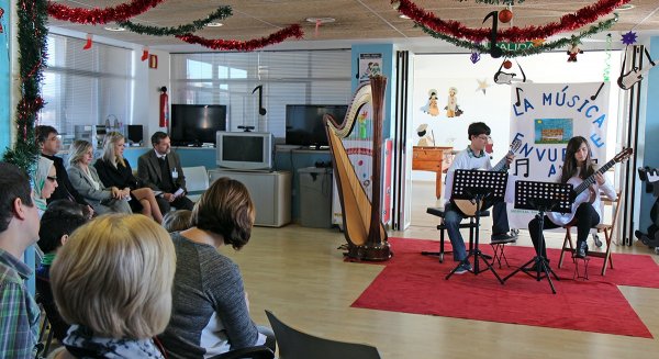 Los niños del Hospital Materno Infantil disfrutan de una jornada de música