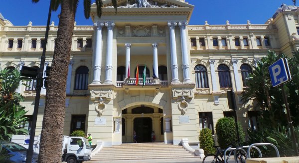 El metro, Limasa, el ruido, las escuelas de arte y los directores de distrito, a debate en el pleno del Ayuntamiento
