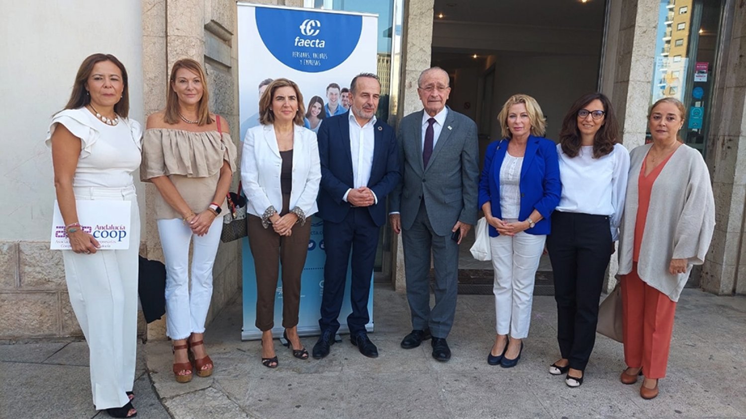 Empleo dirigirá a 59.000 mujeres del mundo rural un programa formativo para reducir la brecha digital