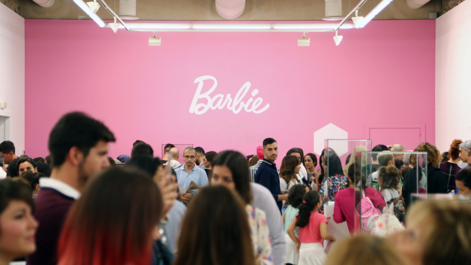 Más de 12.000 personas visitan la exposición 'Barbie y la historia de la moda'