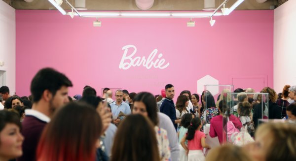 Más de 12.000 personas visitan la exposición 'Barbie y la historia de la moda'