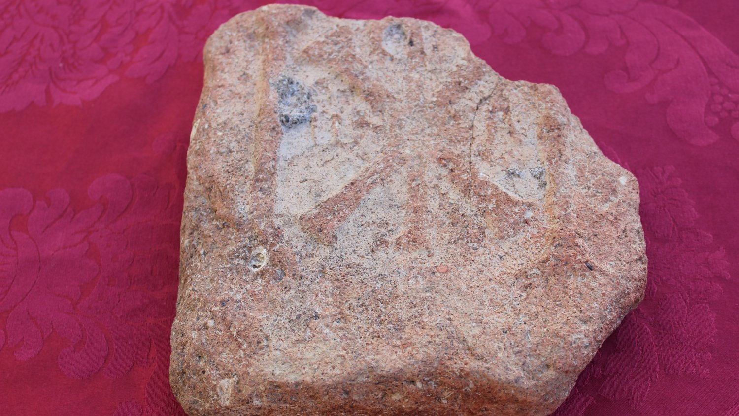Hallada en Estepona una placa decorada con motivos cristianos de 1.500 años de antigüedad