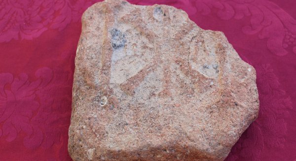 Hallada en Estepona una placa decorada con motivos cristianos de 1.500 años de antigüedad