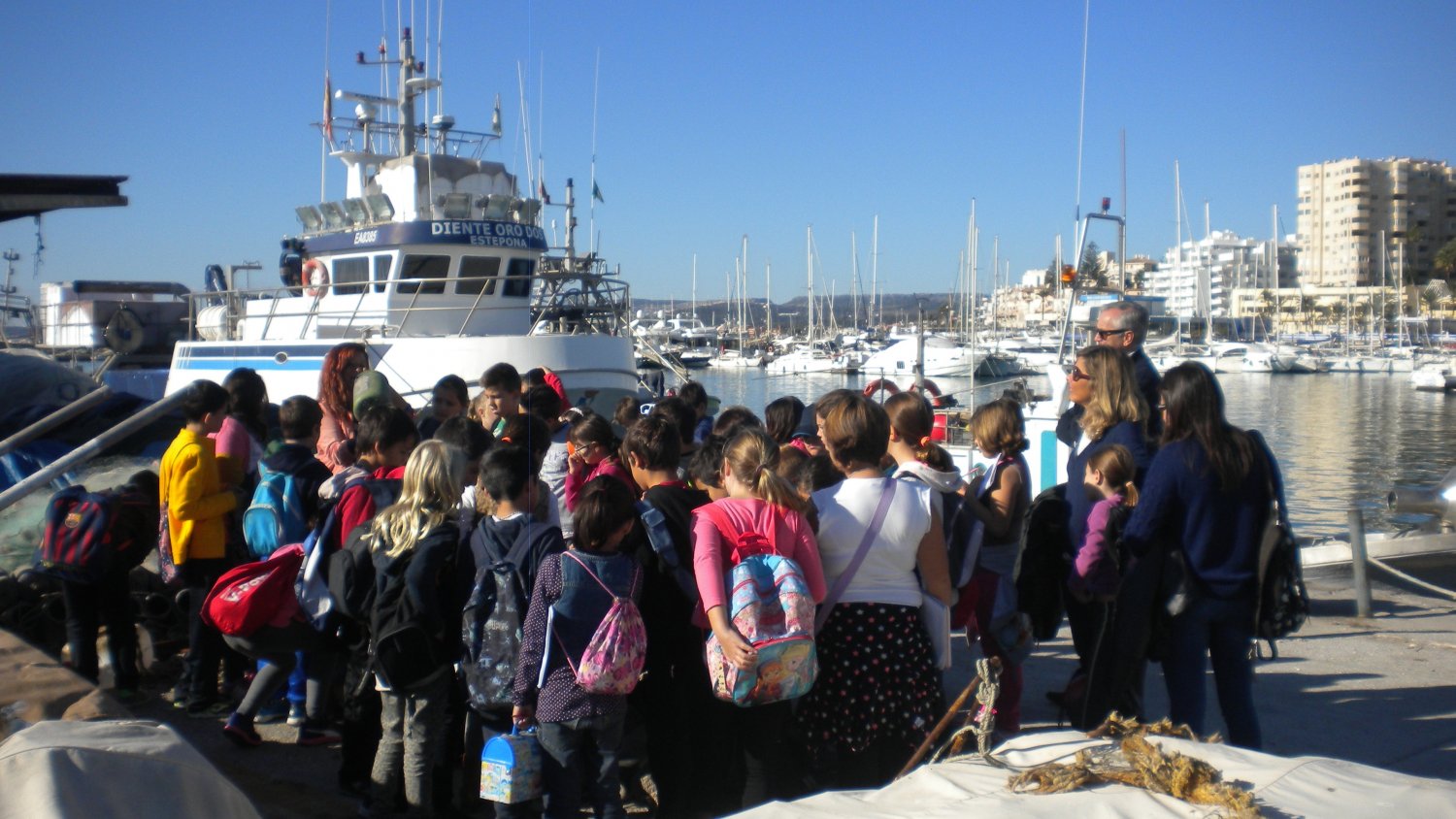 Un centenar de alumnos del colegio María Espinosa conocen las instalaciones pesqueras y náuticas del puerto de Estepona