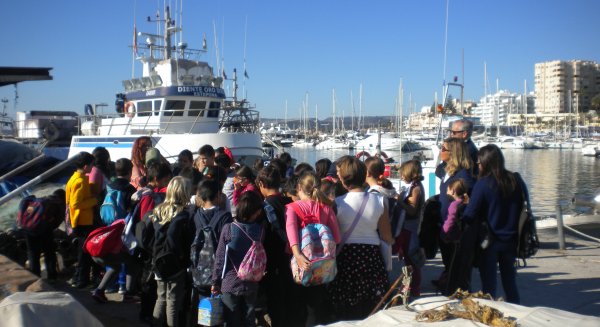 Un centenar de alumnos del colegio María Espinosa conocen las instalaciones pesqueras y náuticas del puerto de Estepona