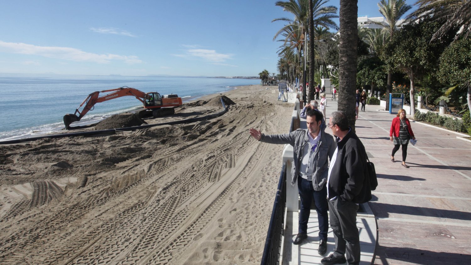 El dragado del Puerto de la Bajadilla repartirá 26.000 metros cúbicos de arena en tres playas de Marbella