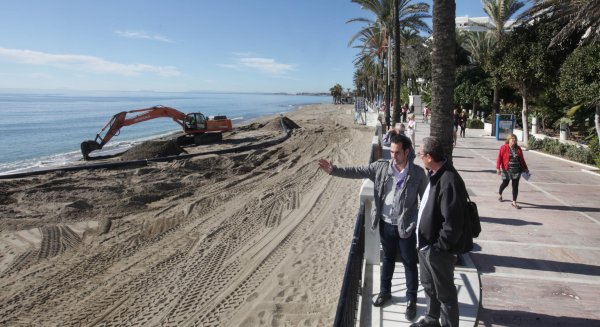 El dragado del Puerto de la Bajadilla repartirá 26.000 metros cúbicos de arena en tres playas de Marbella