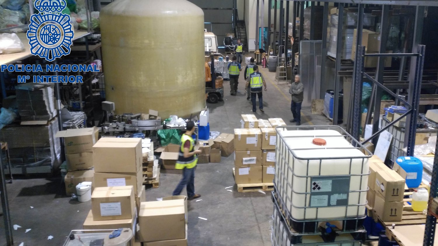 Detienen a siete personas y desarticulan una red capaz de fabricar al mes 200.000 botes de champú falsos