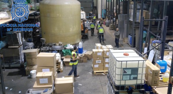 Detienen a siete personas y desarticulan una red capaz de fabricar al mes 200.000 botes de champú falsos