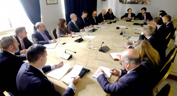 De la Torre se reúne con responsables de entidades bancarias para coordinar protocolos de actuación que eviten desahucios