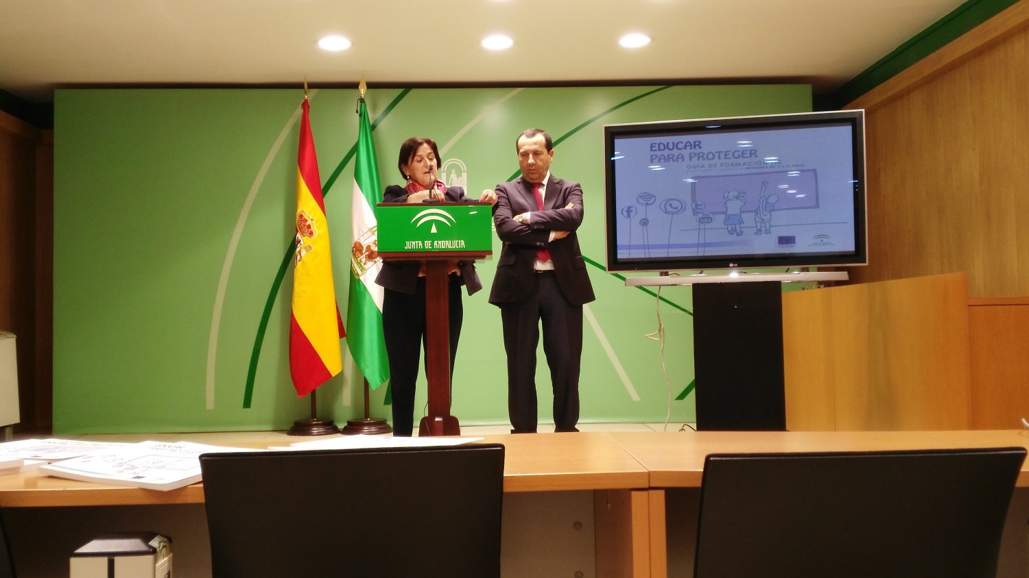 La Junta presenta unas guías para que los padres orienten a sus hijos en el uso responsable de las TICs