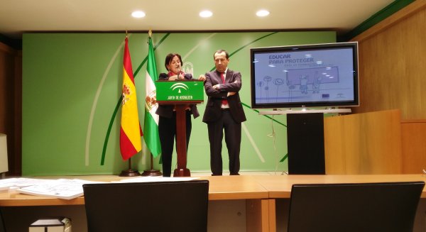 La Junta presenta unas guías para que los padres orienten a sus hijos en el uso responsable de las TICs