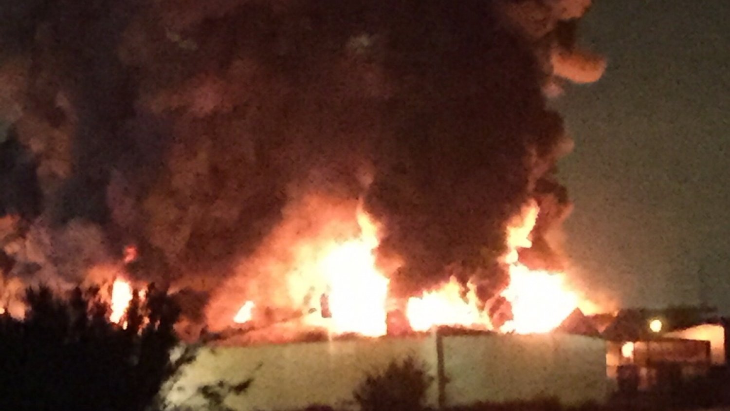 Bomberos trabajan en la extinción de un incendio en una nave industrial de El Viso