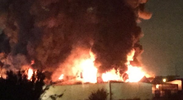 Bomberos trabajan en la extinción de un incendio en una nave industrial de El Viso