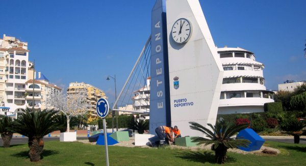 El Ayuntamiento de Estepona acomete un plan especial de adecuación y pintado de las glorietas ubicadas en el casco urbano