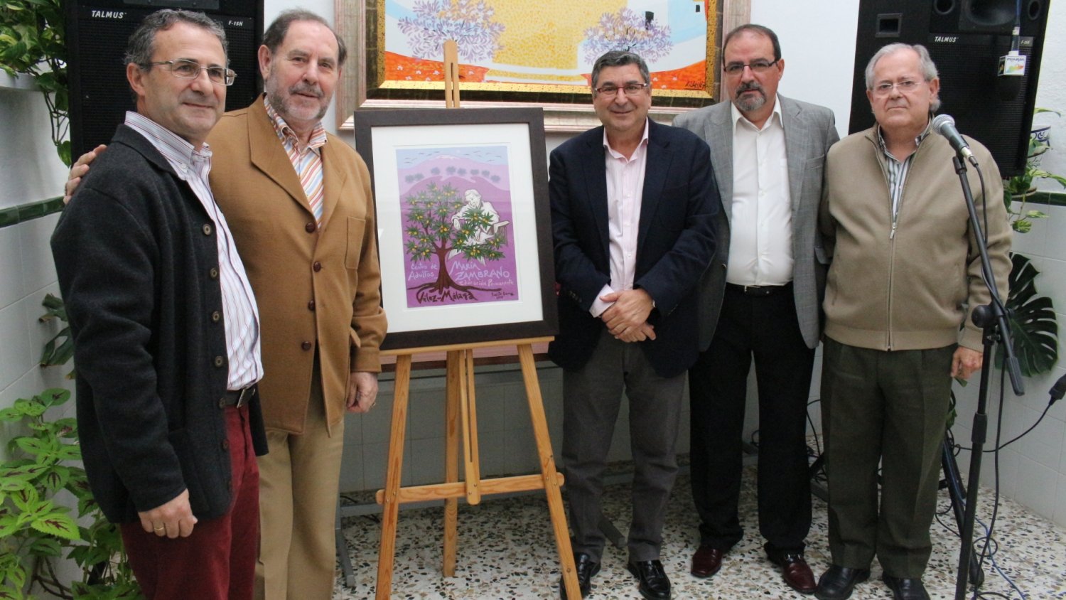 El artista Evaristo Guerra cede una de sus obras al centro de adultos María Zambrano de Vélez-Málaga