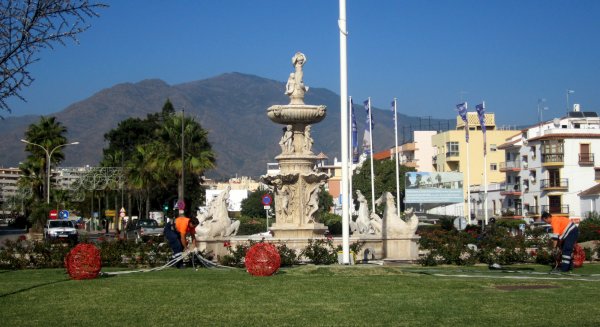 El Ayuntamiento de Estepona aumenta un 10% los puntos de luz del alumbrado de Navidad y adelanta su encendido
