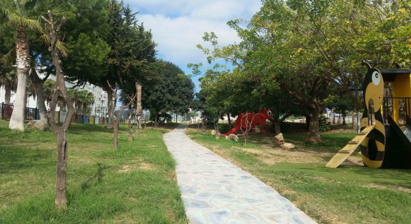 Rincón de la Victoria inaugura la apertura del parque de la calle Arroyo Totalán