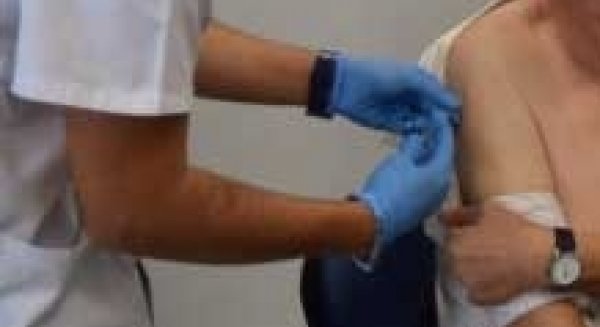 Más de 300 vecinos de Estepona se vacunan contra la gripe desde el inicio de la campaña
