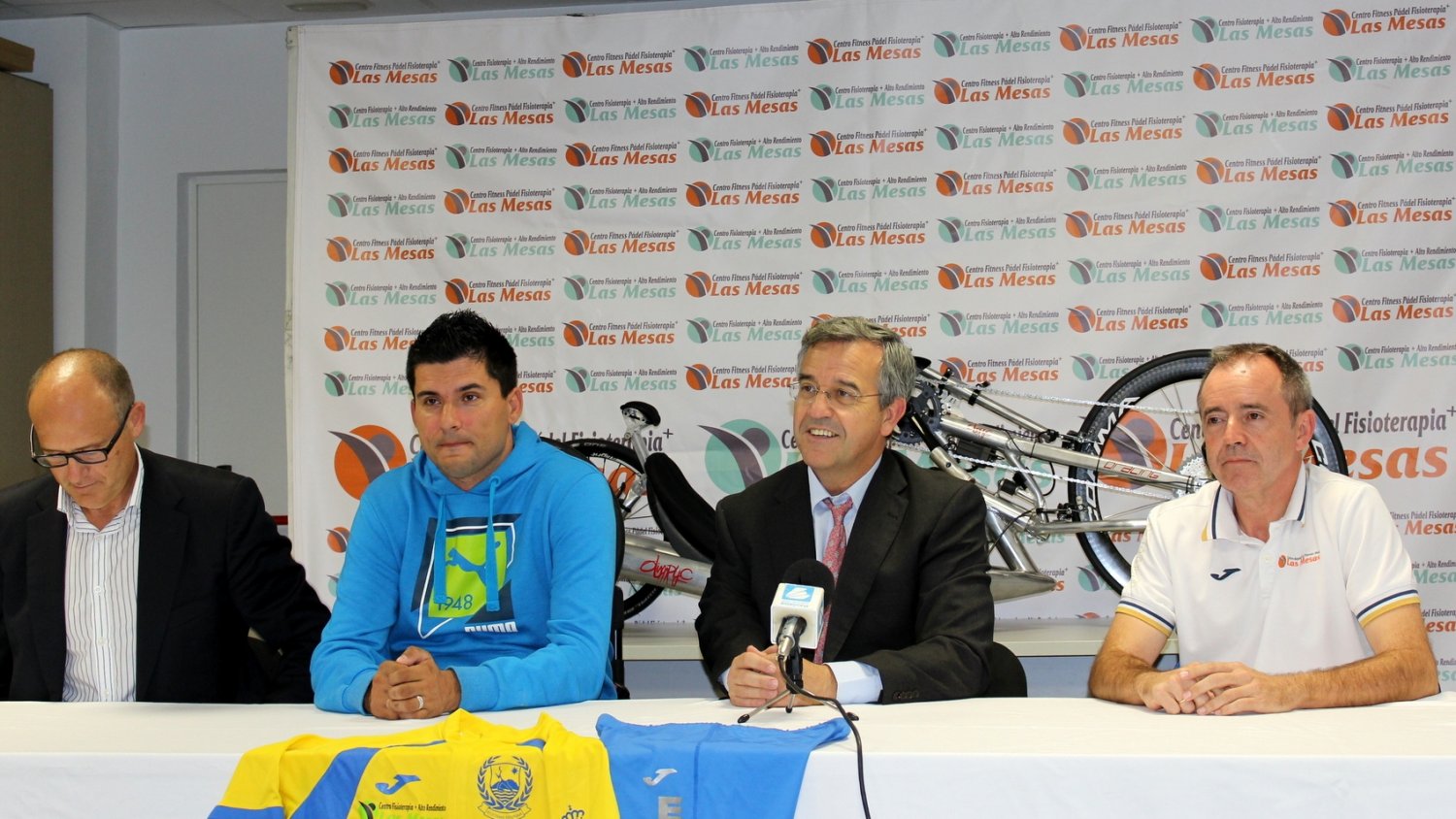 El Ayuntamiento de Estepona y el Club de Atletismo entregan material adaptado al atleta Alejandro García