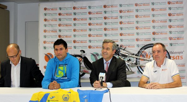 El Ayuntamiento de Estepona y el Club de Atletismo entregan material adaptado al atleta Alejandro García