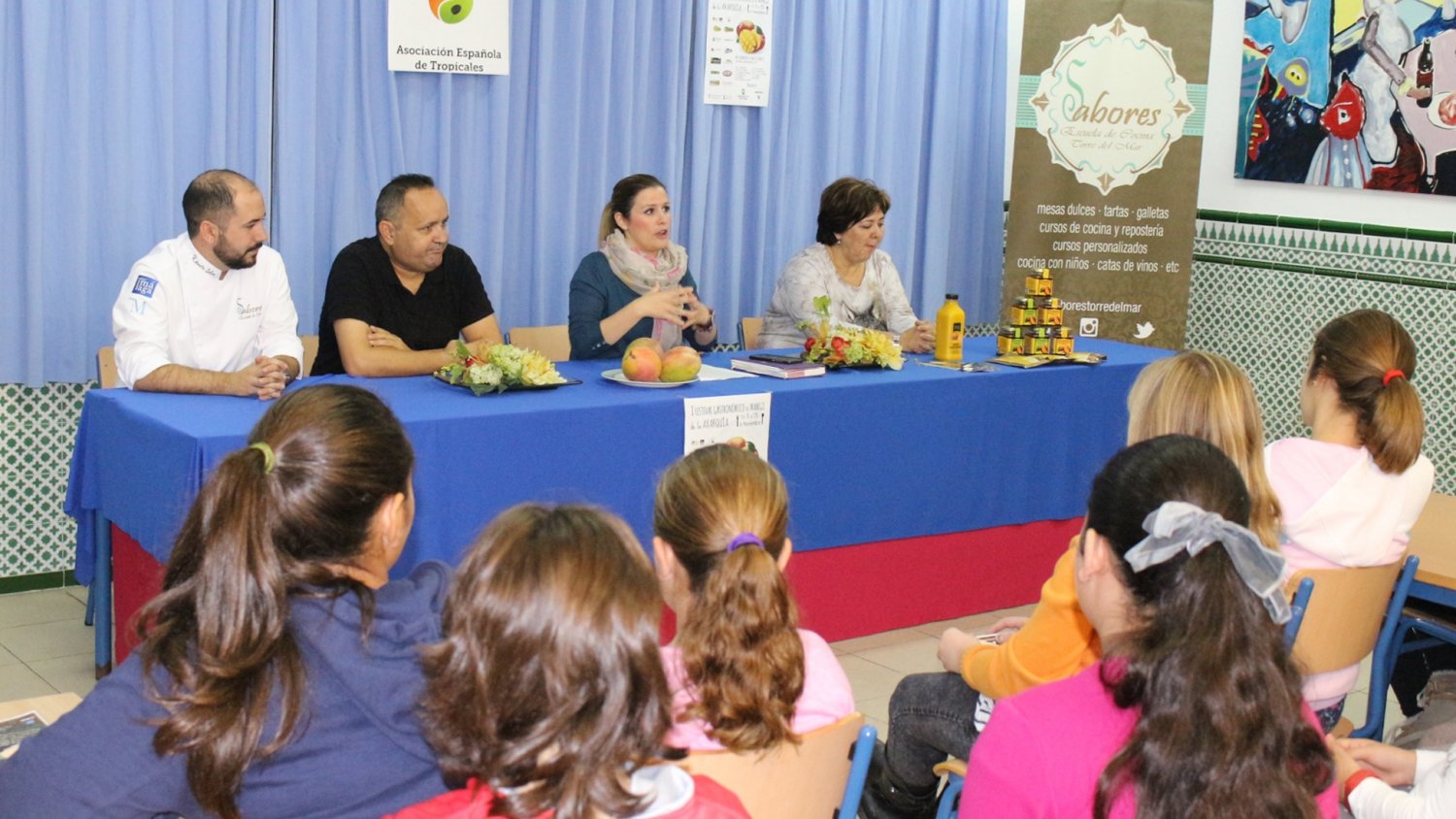 Alumnos de Vélez-Málaga asisten a charlas y exhibiciones de cocina sobre el mango