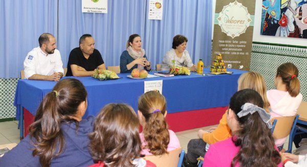 Alumnos de Vélez-Málaga asisten a charlas y exhibiciones de cocina sobre el mango