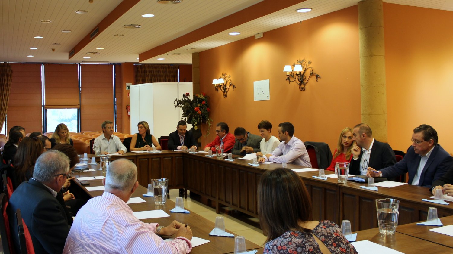 García Urbano mantiene una reunión con directores de hoteles para abordar la situación del sector en Estepona