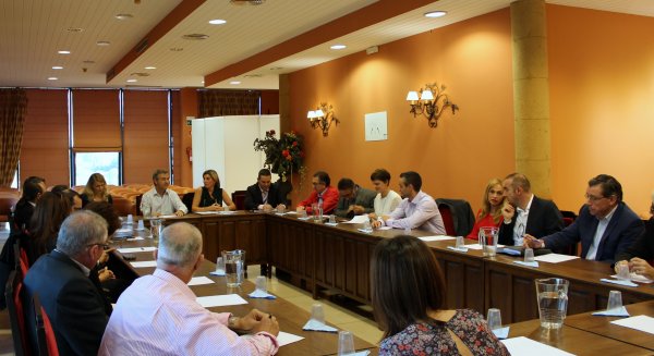 García Urbano mantiene una reunión con directores de hoteles para abordar la situación del sector en Estepona