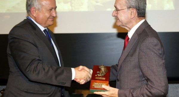 De la Torre recoge el Premio Protecturi concedido al Ayuntamiento por su trayectoria cultural