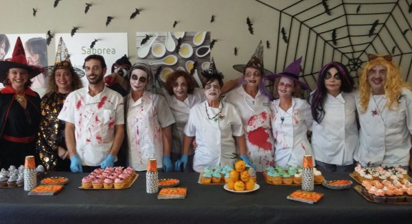 El Hospital Materno Infantil ofrece una merienda de Halloween a los menores ingresados y sus familias