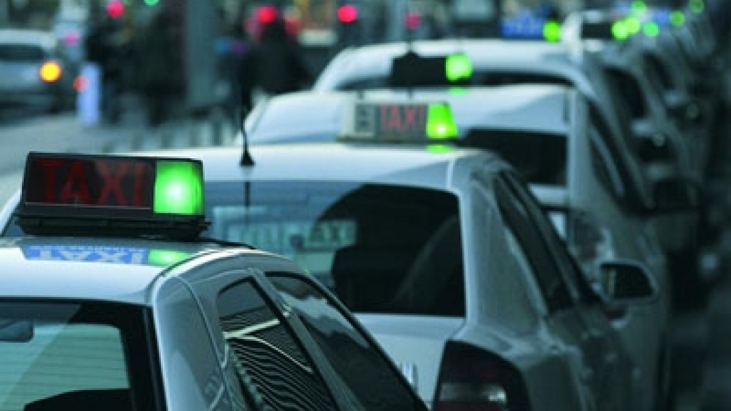 Unicaja Banco ofrece a los taxistas de Málaga datáfonos gratuitos y financiación ventajosa