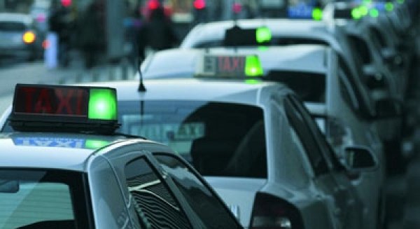 Unicaja Banco ofrece a los taxistas de Málaga datáfonos gratuitos y financiación ventajosa