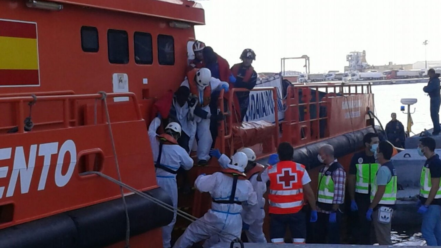 Llega al puerto de Málaga la patera interceptada con 15 inmigrantes subsaharianos