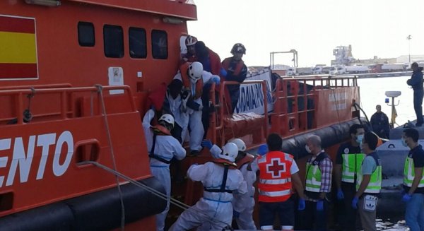 Llega al puerto de Málaga la patera interceptada con 15 inmigrantes subsaharianos