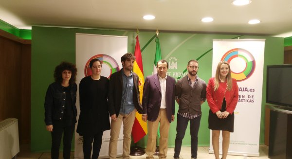 Las malagueñas Alba Moreno y Eva Grau, ganadoras del Certamen de Artes Plásticas 'Desencaja' en la provincia