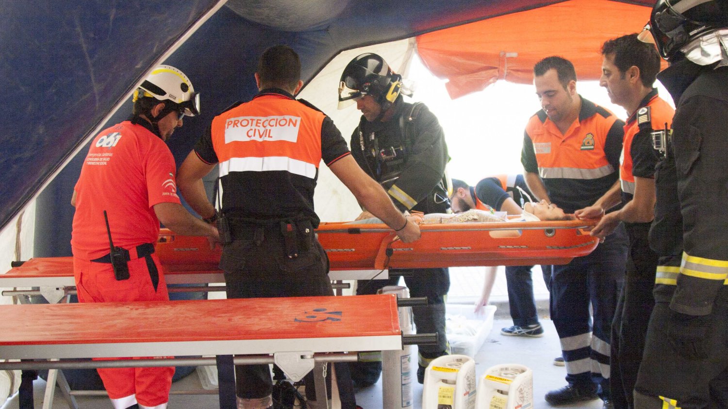 Más de 400 alumnos participan en un simulacro de incendio controlado por los servicios de emergencias de Torremolinos