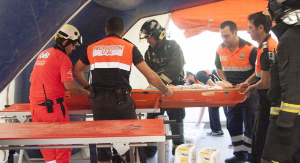 Más de 400 alumnos participan en un simulacro de incendio controlado por los servicios de emergencias de Torremolinos