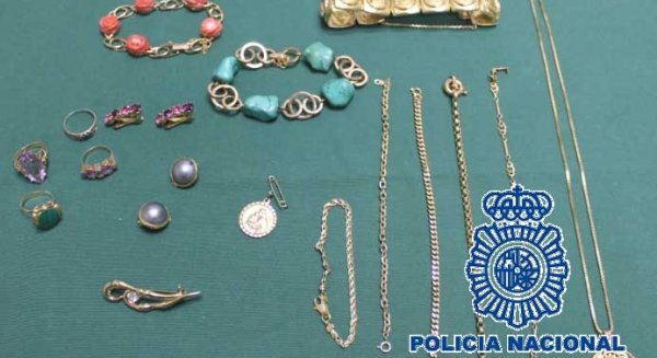 Detienen a una mujer por robar más de 5.000 euros en joyas en la casa donde trabajaba como empleada