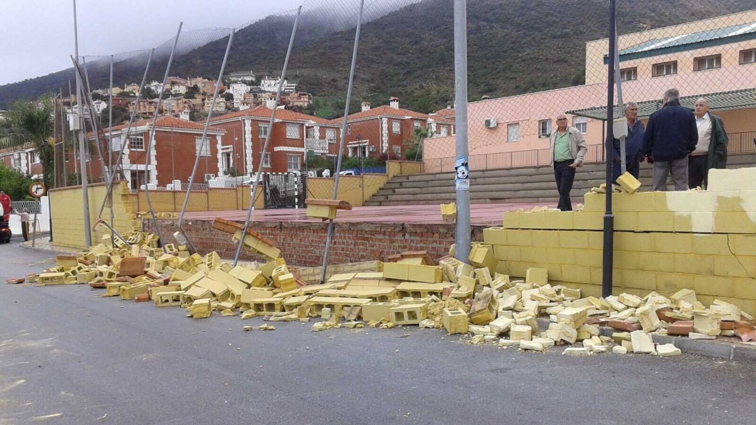 Las lluvias provocan la caída de un muro en un colegio y deja más de una treintena de incidencias