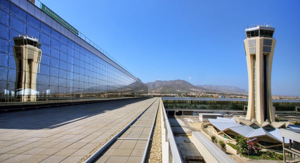 La Junta pide a Aena la puesta en servicio de la segunda pista del aeropuerto de Málaga-Costa del Sol