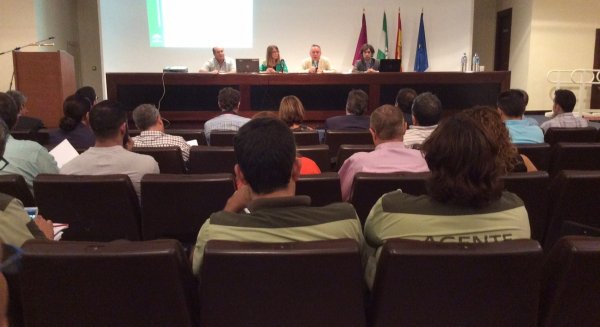 La Junta informa a entidades locales y empresarios sobre los trámites de los planes de playa de 2016