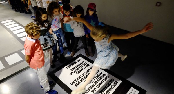 El universo de Erró llega al Espacio Público Joven del Centre Pompidou con sus Mécacollages